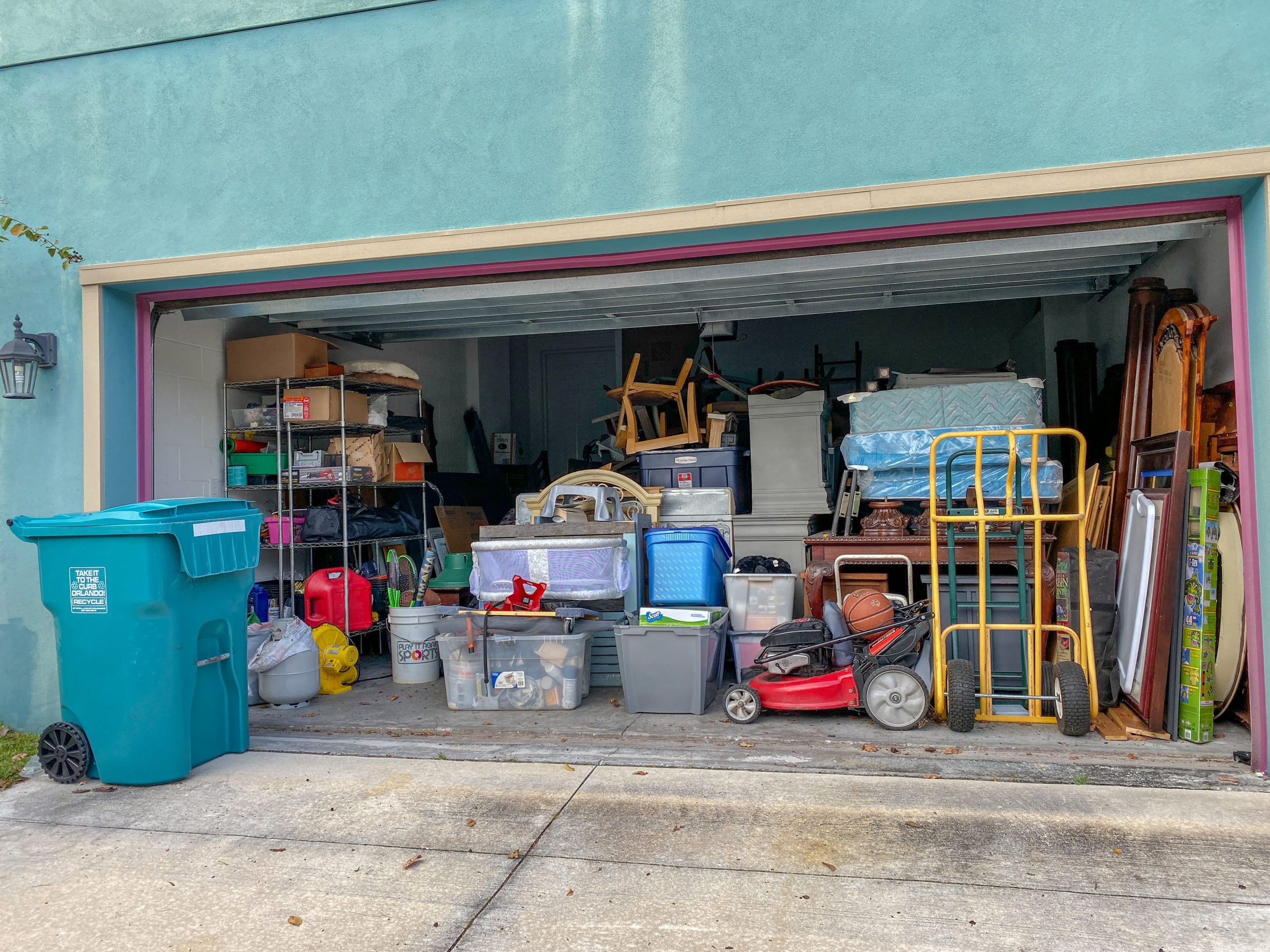 Orlando,fl/usa-11/13/19:,An,Unorganized,Garage,Filled,With,A,Lot,Of,Stuff